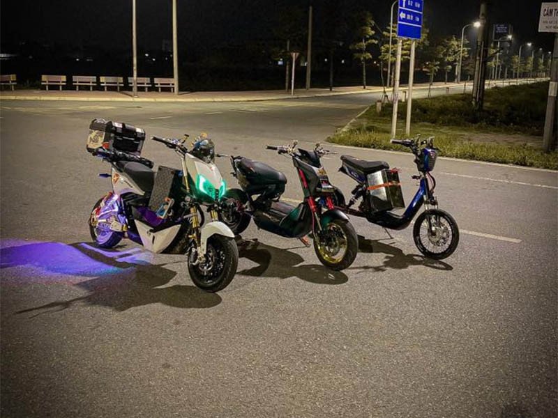 Xe đạp điện độ đèn màu sắc và phụ kiện