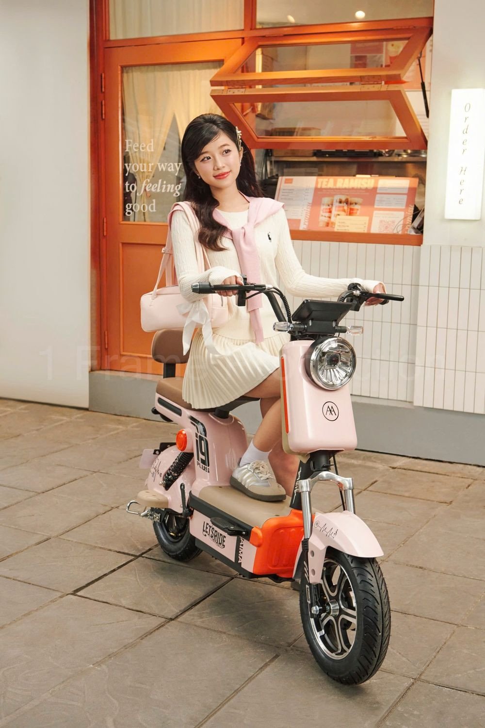 Xe đạp điện với đồng hồ điện tử hiện đại