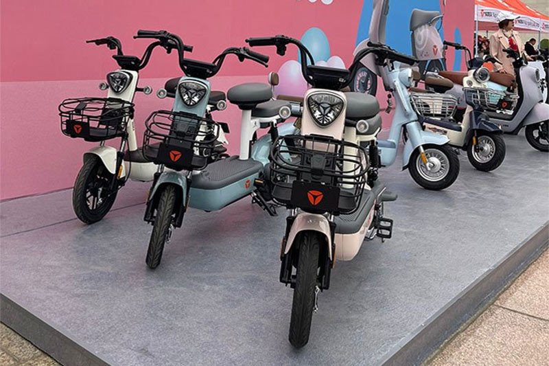 Xe đạp điện Yadea i6 nhỏ gọn, màu trắng, thích hợp cho việc đi lại trong ngõ hẹp