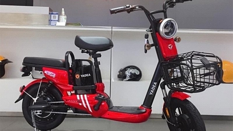 Xe đạp điện Yadea iGo màu đỏ với giỏ trước, tiện lợi cho việc chở đồ nhẹ