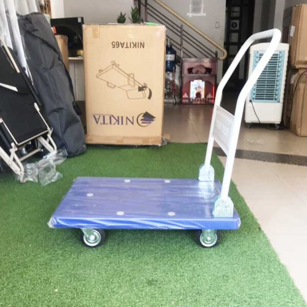 Xe đẩy hàng bốn bánh với tay gập gọn tiện lợi cho việc cất giữ