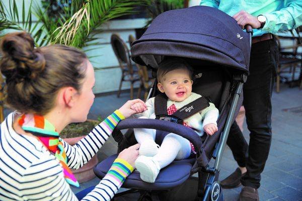 Xe đẩy ngồi cho em bé giúp bé có thể khám phá thế giới xung quanh