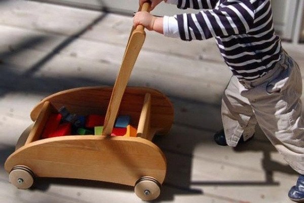 Xe đẩy tay tập đi giúp trẻ tự chủ động bước đi