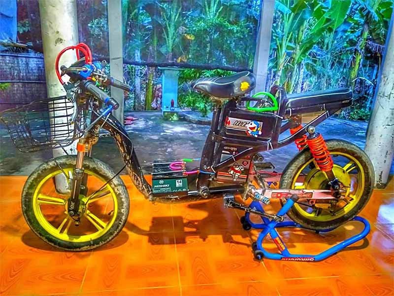 Xe điện Pega độ tháo ốp trước, bánh xe