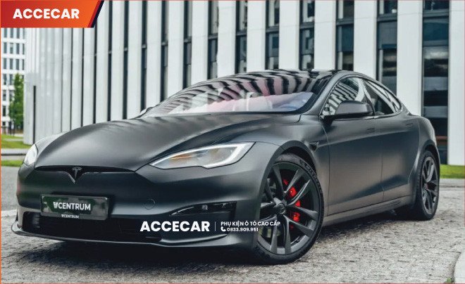 Xe điện Tesla Model S màu đỏ nổi bật trên đường phố