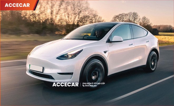 Xe điện Tesla Model Y màu trắng đang di chuyển trên đường cao tốc