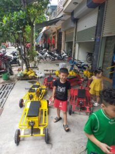 Xe điện trẻ em tự chế với thiết kế nhiều đèn LED và màu sắc nổi bật