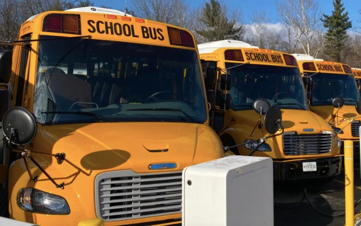 Xe đưa đón học sinh với biển báo hiệu nhận biết và hệ thống cảnh báo an toàn.