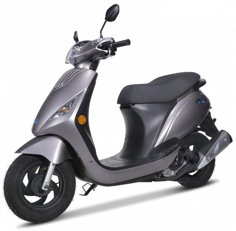 Xe ga 50cc Zip Ally Melody lướt qua đường phố đông đúc