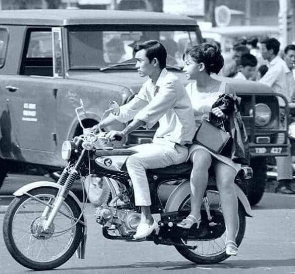 Xe Honda 67 cổ điển màu đỏ đun trên phố, thể hiện phong cách xe máy ngày xưa