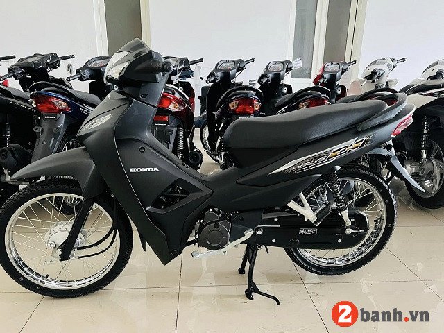 Xe Honda Wave Alpha màu xanh ngọc đang đỗ trên vỉa hè