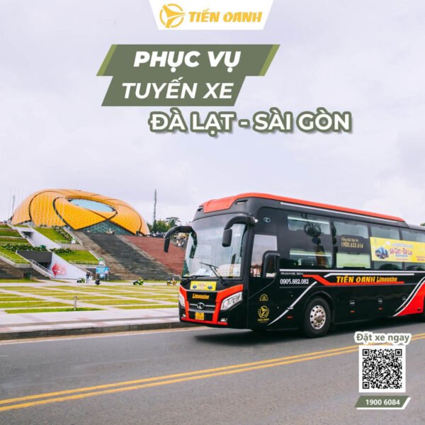 Xe khách chất lượng cao đang di chuyển trên đường cao tốc nối Đà Lạt và Sài Gòn