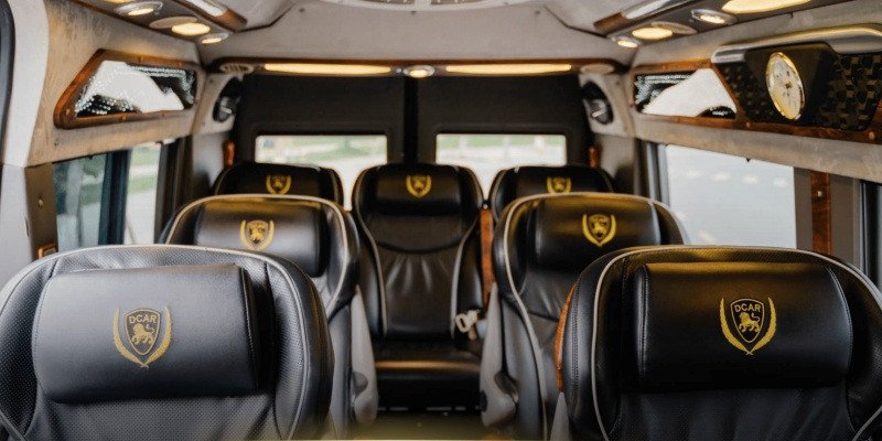 Xe khách chất lượng cao đang di chuyển trên đường cao tốc, thể hiện sự tiện lợi của việc đi lại bằng đường bộ