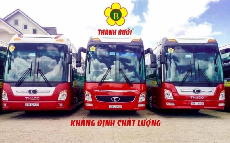 Xe khách chất lượng cao di chuyển trên quốc lộ 20