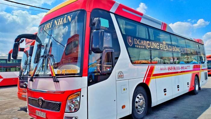 Xe khách đang dừng đỗ tại trạm nghỉ trên đường đi Cần Thơ