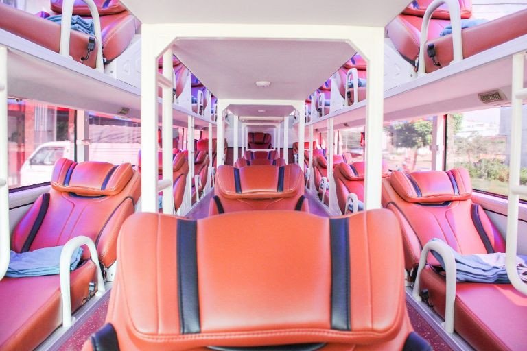 Xe khách di chuyển trên đường cao tốc hiện đại, đảm bảo tốc độ và an toàn