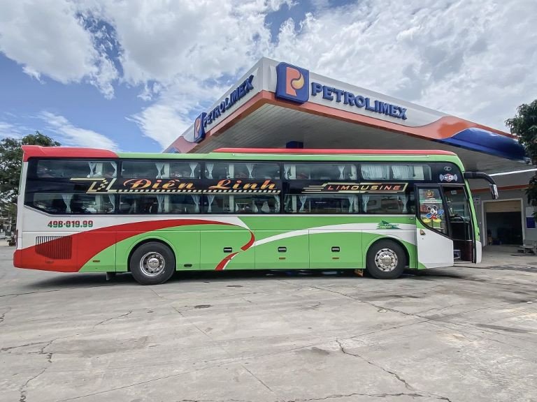 Xe khách Điện Linh trên đường, thể hiện sự chuyên nghiệp trong vận hành