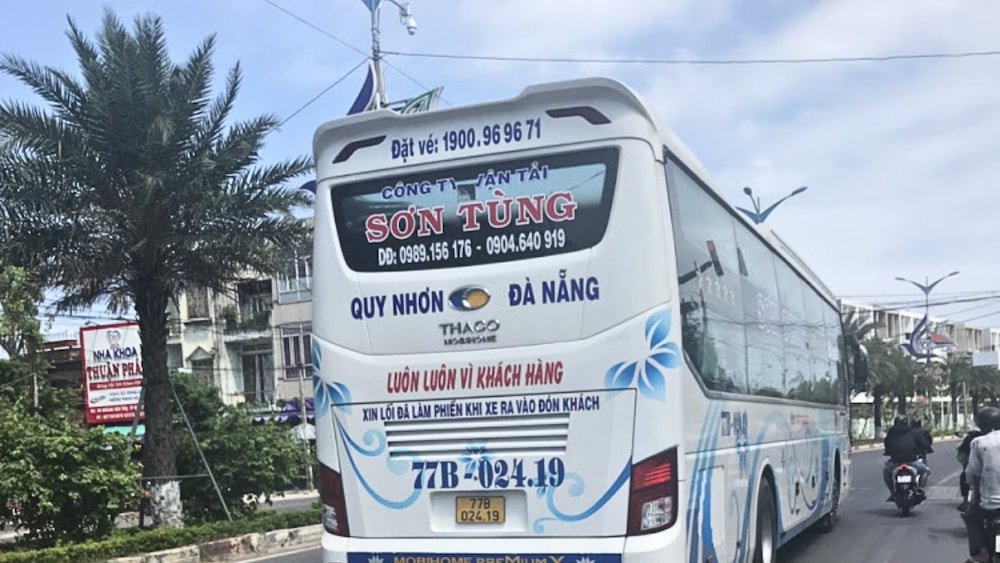 Xe khách giường nằm của Sơn Tùng đang đón khách tại một bến xe