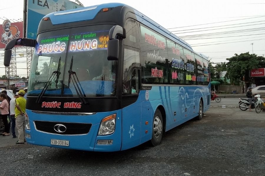 Tra Cứu Số Điện Thoại Xe Phước Hưng Chi Tiết Nhất Xe khách Phước Hưng đang chuẩn bị xuất bến tại một trong các bến xe