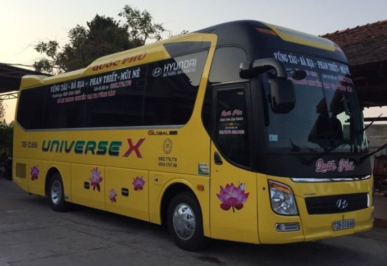 Xe khách Quốc Phú với nội thất ghế ngồi thoải mái phục vụ hành trình