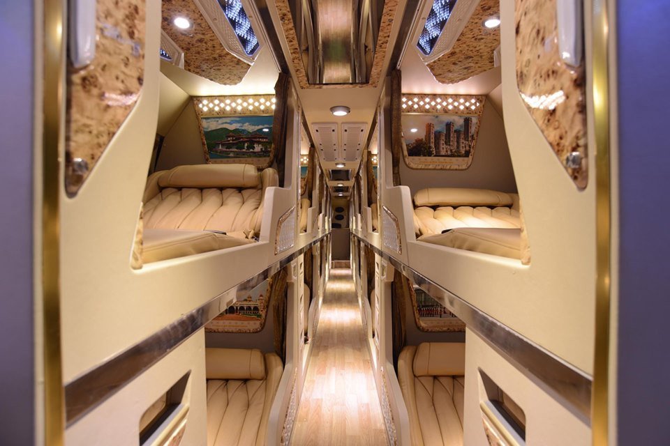 Xe limousine của nhà xe trên đường quốc lộ, thể hiện sự an toàn và tiện nghi