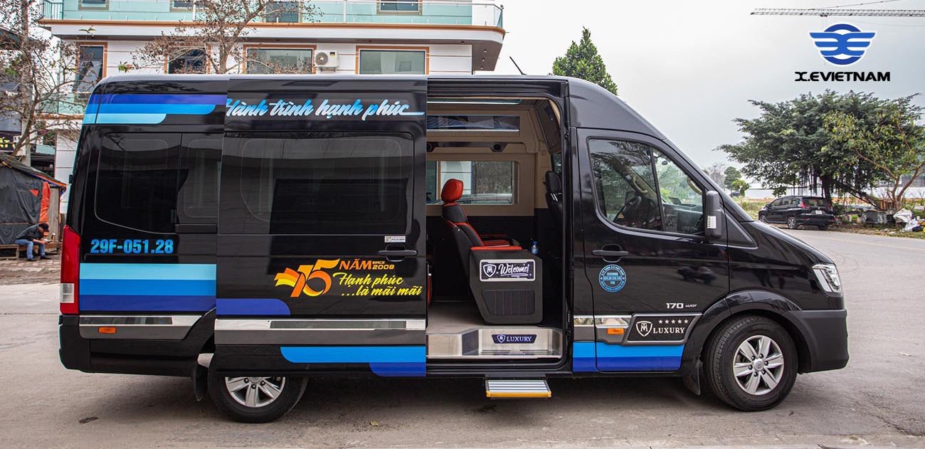 Xe limousine sang trọng chuẩn bị đón khách tại Nam Định