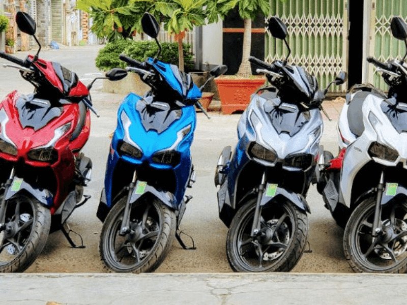 Xe máy các loại được trưng bày sẵn sàng cho thuê