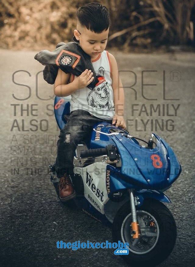 Xe máy chạy xăng thể thao trẻ em phía trước mặt xe