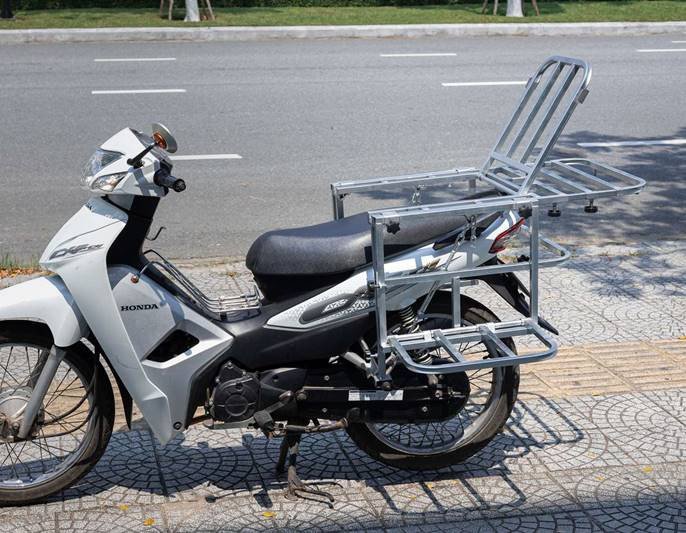 Xe máy chở hàng với bộ baga rộng hai bên hông được mở rộng