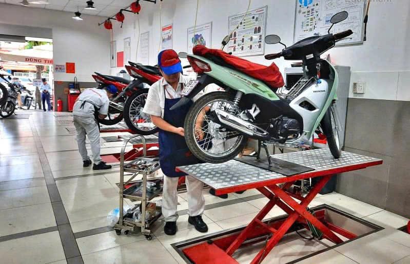 Xe máy đang được kéo lên xe tải chuyên dụng để vận chuyển