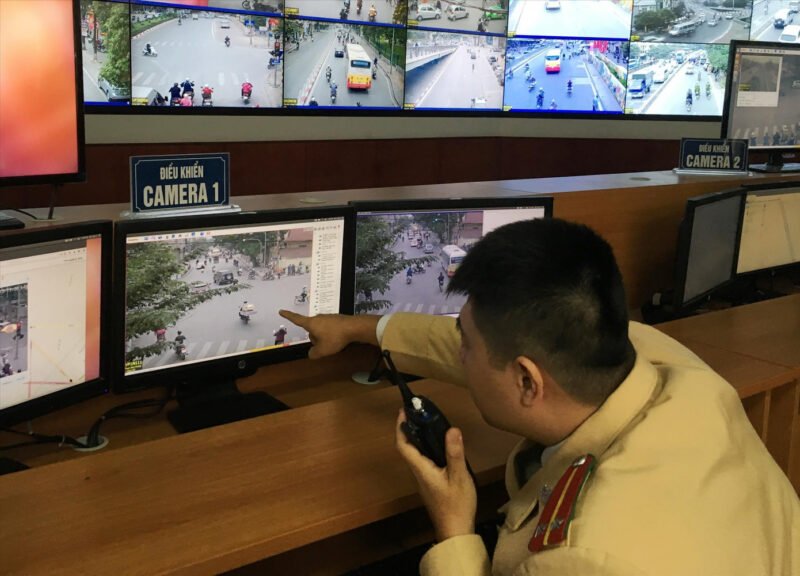 Xe máy di chuyển trên đường cấm và bị cảnh sát giao thông xử lý