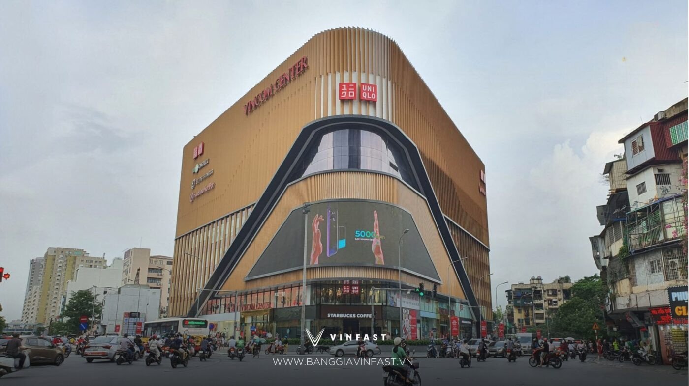 Xe máy điện VinFast được trưng bày tại trung tâm thương mại lớn ở Đống Đa