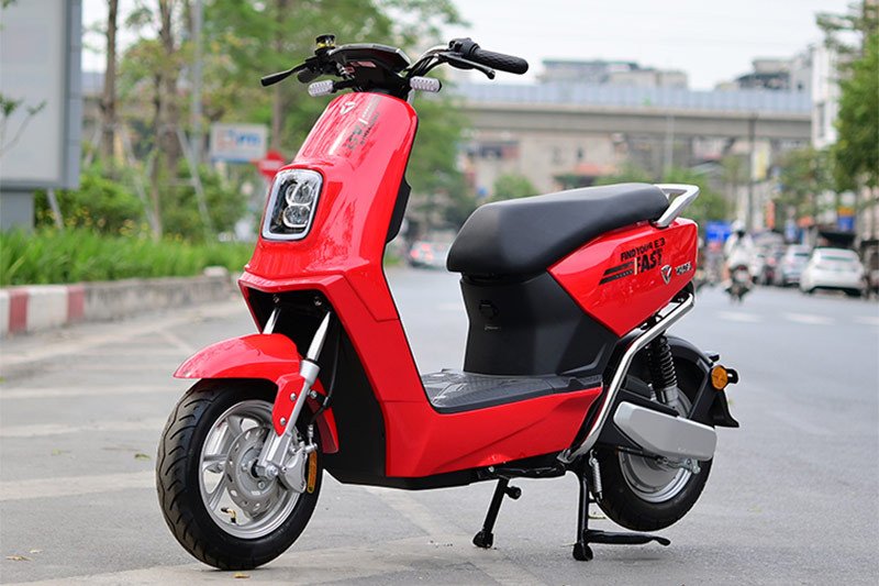 Xe máy điện Yadea E3 màu xám với thiết kế vuông vức, phù hợp với không gian đô thị