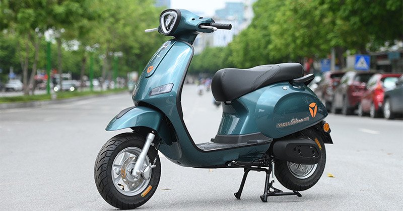 Xe máy điện Yadea Odora S1 với nhiều tùy chọn màu sắc đang đỗ trên vỉa hè