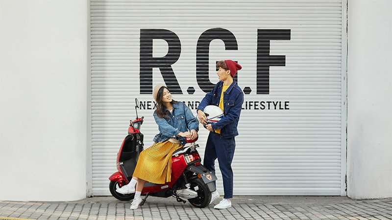 Xe máy điện Yadea Ulike A1 màu xanh dương với thiết kế cân đối, hiện đại