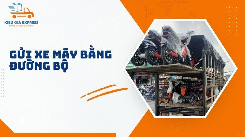 Xe máy được cố định chắc chắn trong thùng xe tải để vận chuyển đường bộ