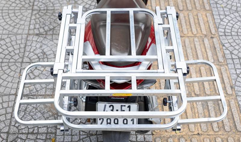 Xe máy được lắp đặt giá chở hàng hai bên hông để tăng khả năng chuyên chở