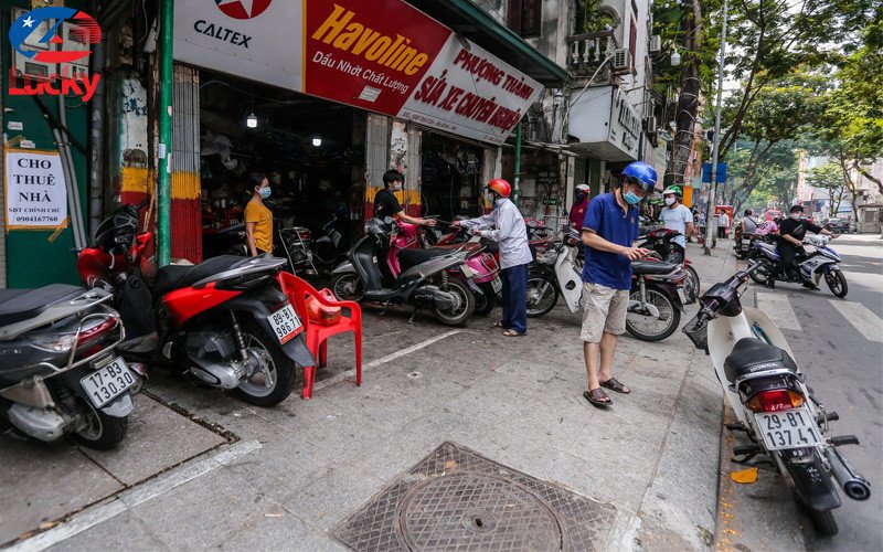 Xe máy được sửa chữa nhanh chóng bởi đội ngũ kỹ thuật tại chỗ