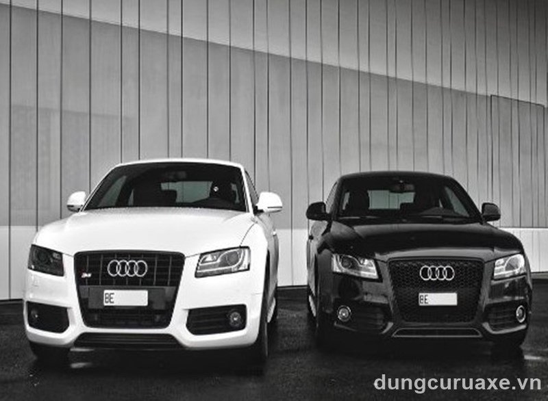 Xe máy màu đen bóng sang trọng trên đường phố