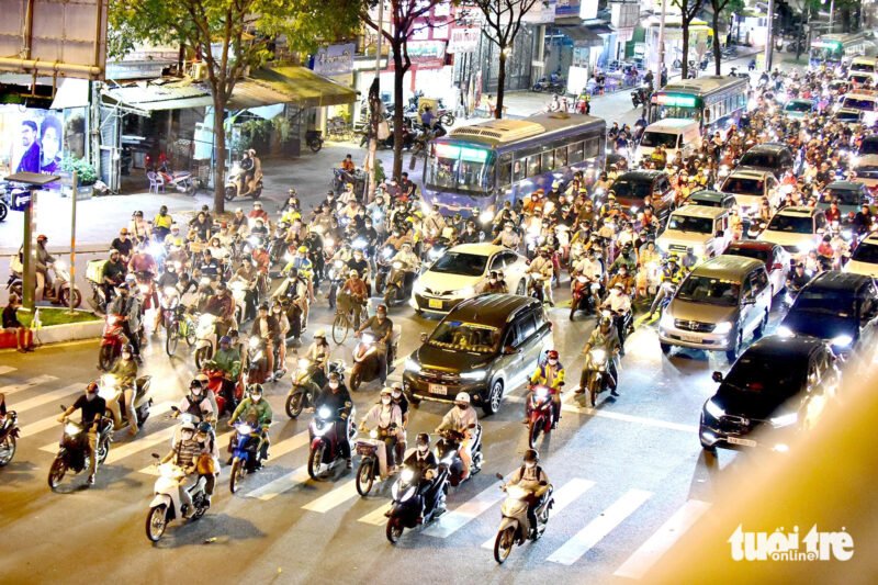 Xe máy nối đuôi nhau trên đường phố đông đúc tại TP.HCM, đại diện cho lượng lớn phương tiện cần được kiểm soát khí thải