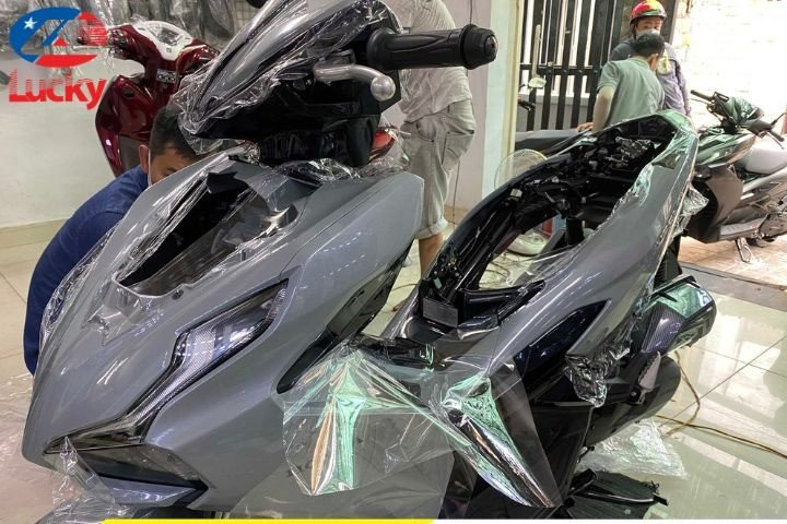 Xe máy sau khi dán bảo vệ có độ bóng cao và ít bị ảnh hưởng bởi môi trường