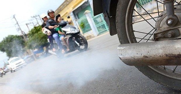 Xe máy thải ra khói đen hoặc xanh