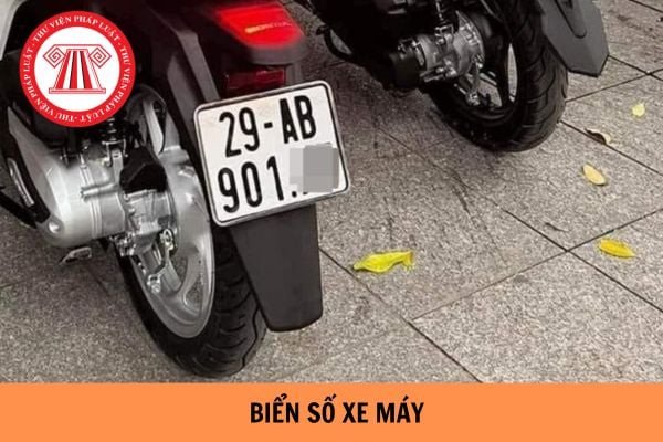 Xe máy với biển số 5 số cũ đang chờ đổi sang biển số định danh