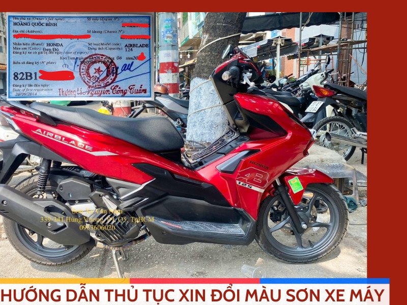 Xe máy với hai tông màu đen đỏ trên thân xe