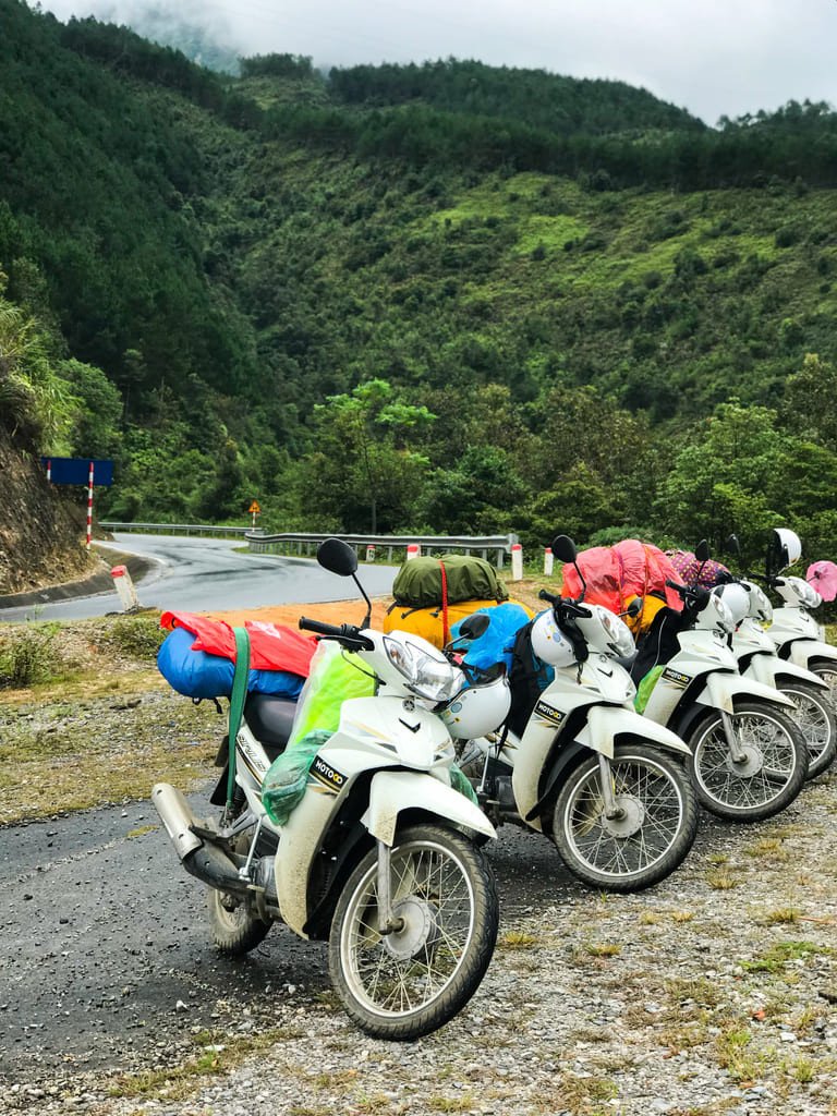 Xe máy xếp ngay ngắn cùng với hành lý buộc phía sau của đoàn khách đi phượt.