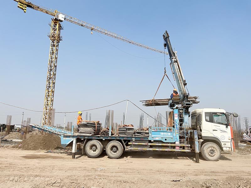 Xe nâng đang hỗ trợ di chuyển các khối bê tông lớn