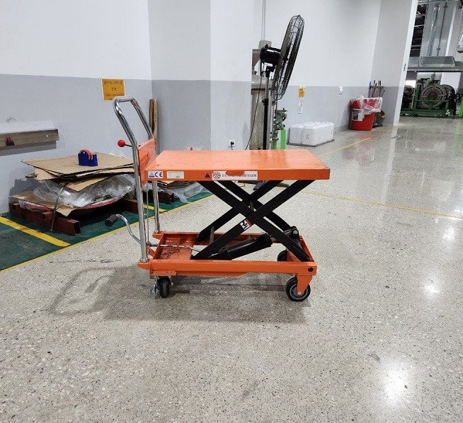 Xe nâng mặt bàn cũ đang hoạt động