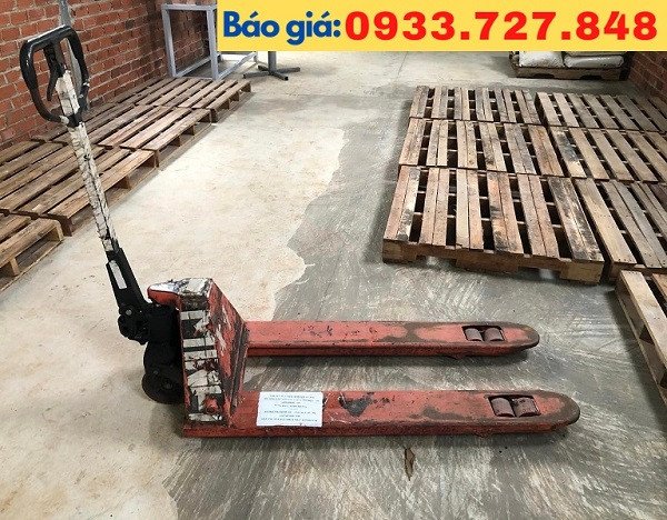 Xe nâng tay cũ đang được kiểm tra kỹ lưỡng