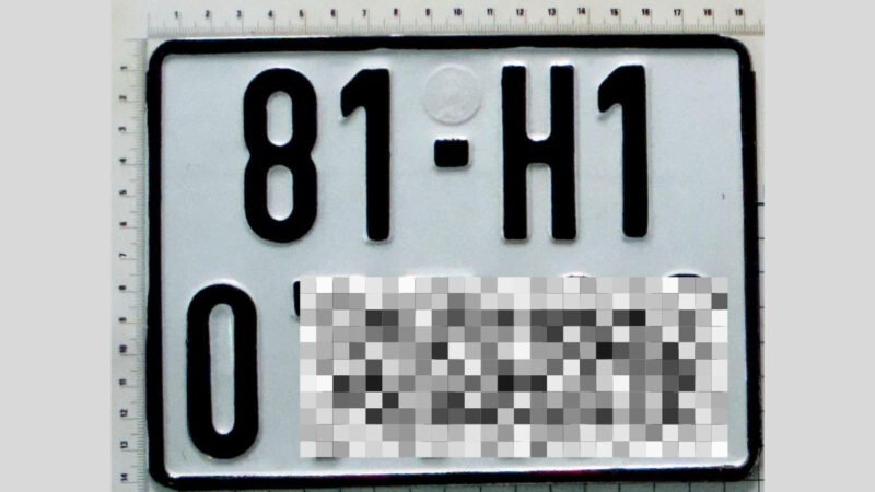 Xe ô tô di chuyển trên đường phố Gia Lai với biển số xe có ký hiệu 81