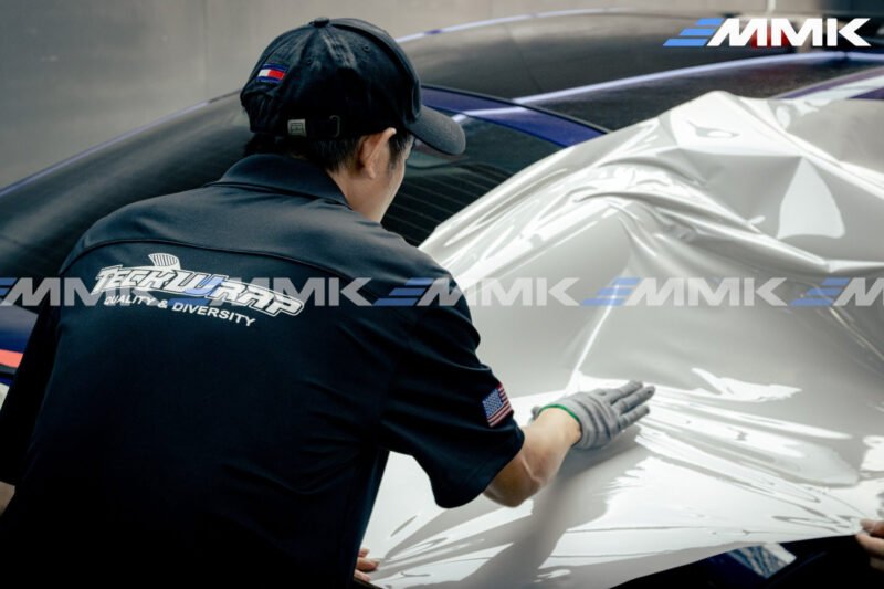 Xe ô tô được dán decal đổi màu với màu sắc nổi bật